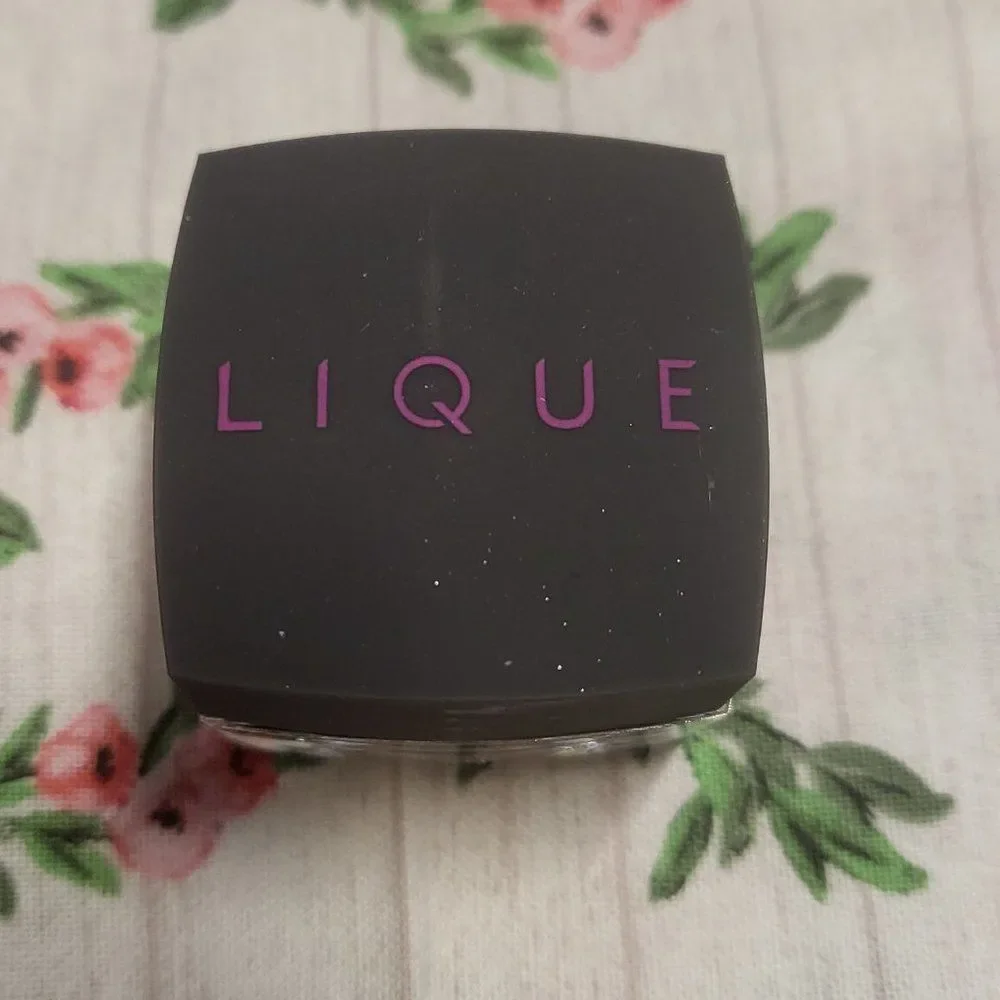 Lique Cheek and Eye lid Powder Charmed